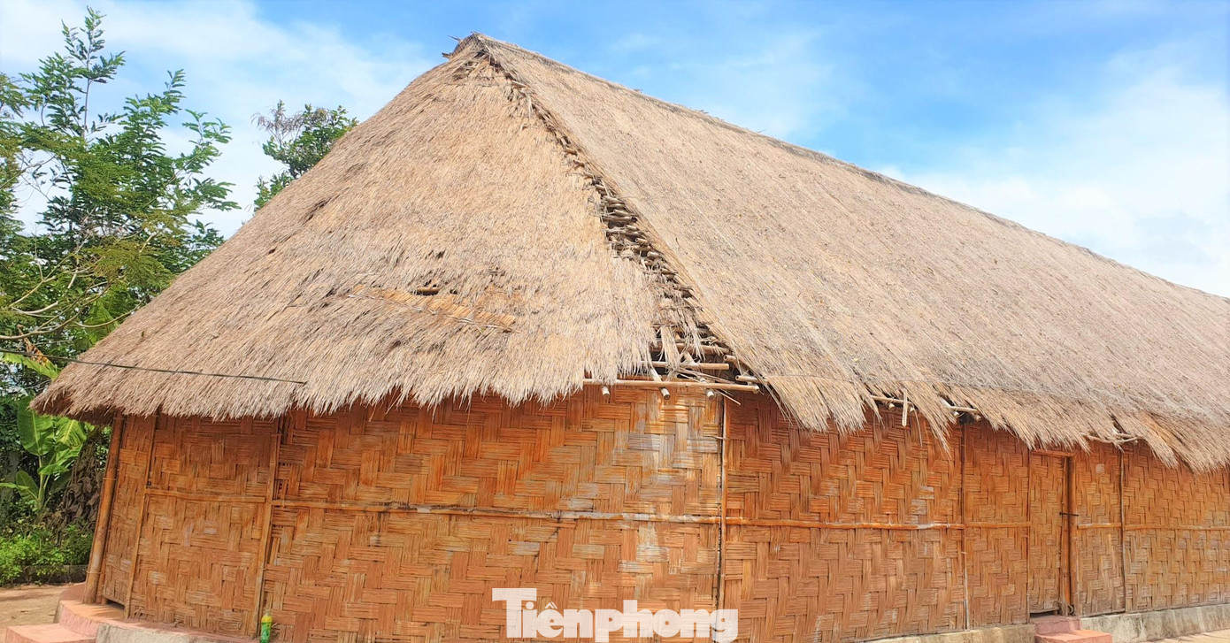 Ông Điểu Nhiên (người được thuê trông coi) cho biết, Nhà truyền thống mới chỉ phục vụ một số lễ hội do các cấp tổ chức, thi thoảng có đoàn khách đến thăm quan; còn người dân trong bon không sinh hoạt.