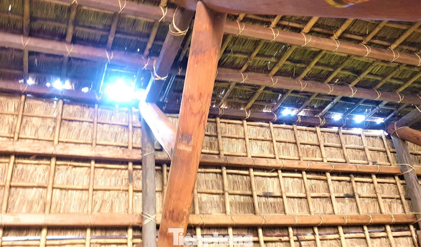 Phần mái nhà bị thủng lỗ chỗ