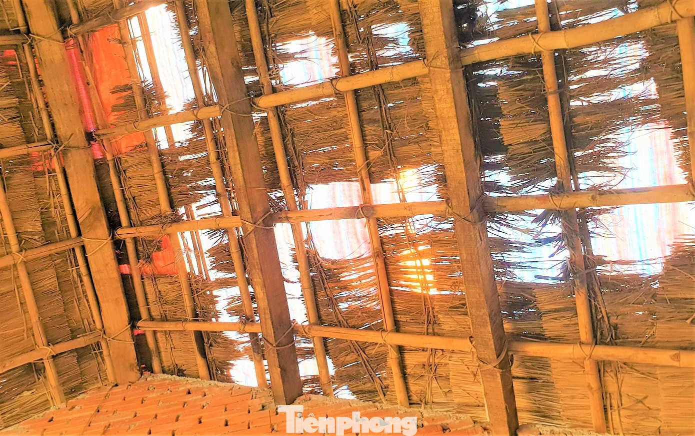 Nhà vệ sinh cũng xuống cấp nghiêm trọng, mái tranh bị mục nát. UBND xã Đắk R’moan cho lợp tấm bạt nhưng cũng rách tươm.