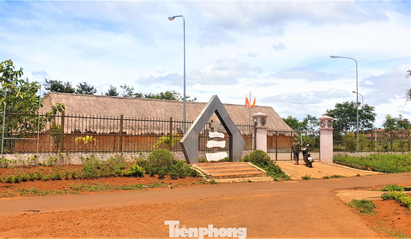 Nhà truyền thống bon Đắk R’moan được đầu tư gần 3,3 tỷ đồng do Phòng Văn hóa – Thông tin thị xã (nay là thành phố) Gia Nghĩa làm chủ đầu tư. Công trình gồm: Nhà truyền thống, nhà vệ sinh, đài nước, giếng khoan, sân đường nội bộ và hạ tầng kỹ thuật, cây xanh...; được đưa vào sử dụng cuối năm 2017.