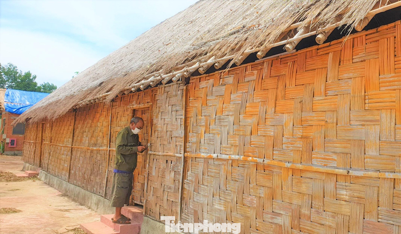 Năm 2019, UBND xã Đắk R'moan nhận quản lý công trình này. Tuy nhiên, khi đưa vào sử dụng được một thời gian, nhà truyền thống bon Đăk R'Moan đã bị xuống cấp, mái tranh mục nát, phên hư hỏng, nguồn nước giếng khoan lúc có lúc không…