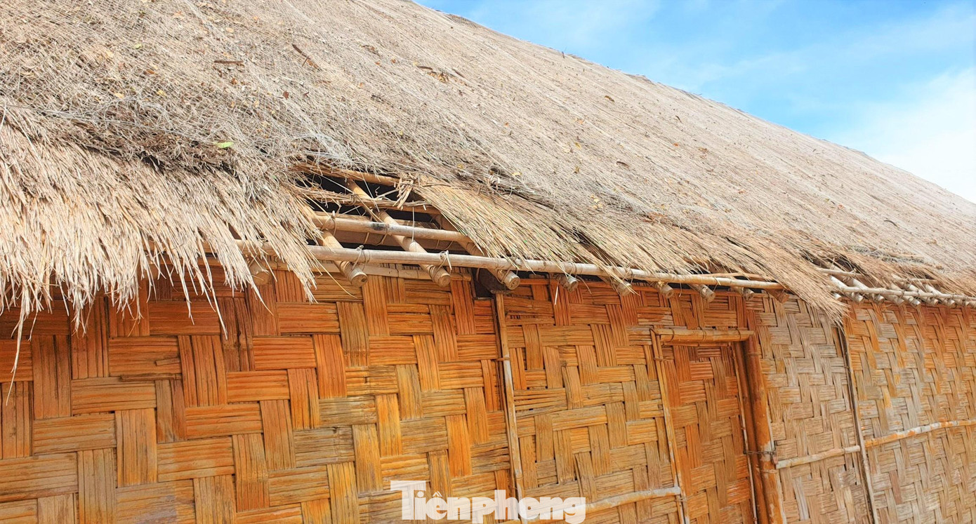 Hiện, công trình đã hư hỏng nghiêm trọng, UBND xã Đắk R’moan đang xin kinh phí để sửa chữa nhà truyền thống này.