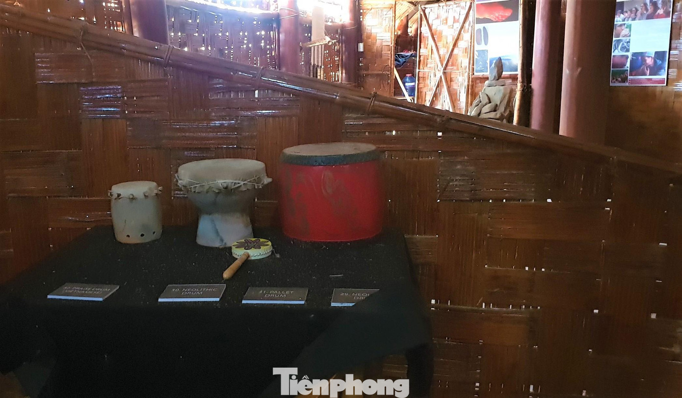 Từ khi dịch COVID-19 xuất hiện đến nay, không có ai lui tới. Những vật dụng trưng bày cũng “đắp chiếu”.