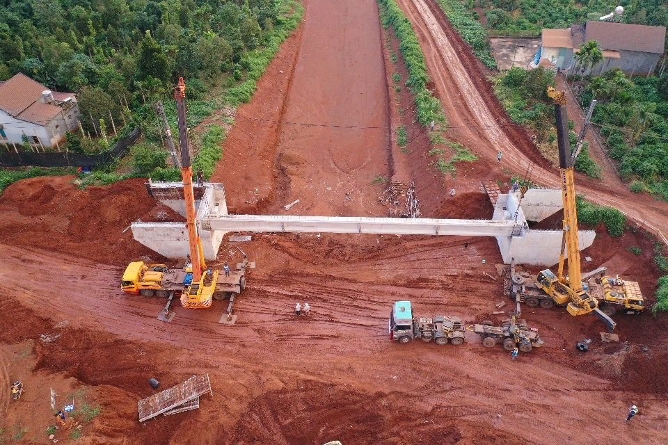 Đơn vị thi công tranh thủ thời tiết nắng ráo để lao dầm cầu Ea Knuếc 3