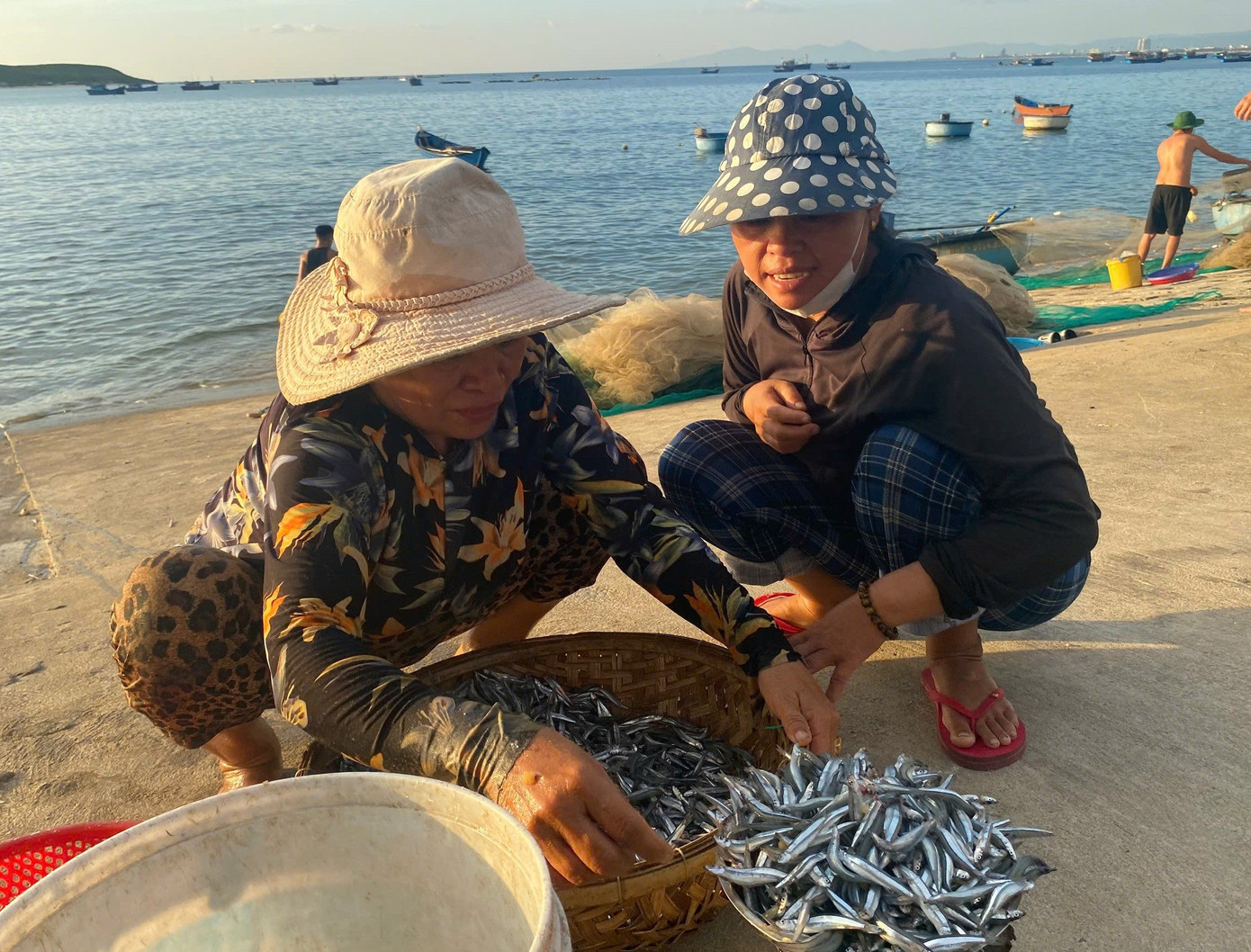 Hôm trúng đậm, hôm ít cả nhưng người dân vẫn vui vẻ, lạc quan. Hôm trúng đậm, hôm ít cả nhưng người dân vẫn vui vẻ, lạc quan.