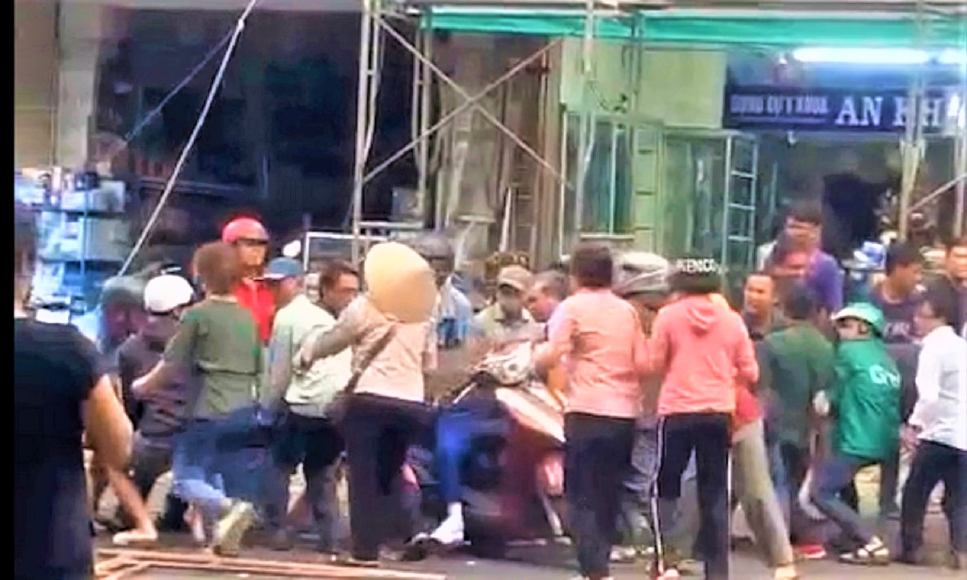 Người dân hợp sức giải cứu chị N., đưa đi cấp cứu