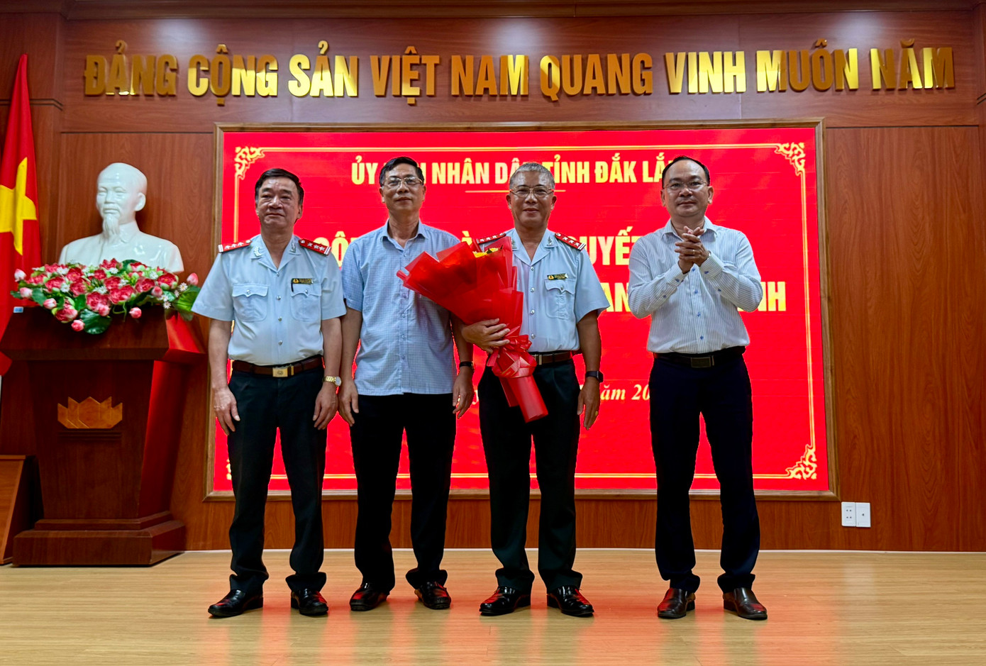 Ông Nguyễn Hồng Lĩnh (thứ 2 từ phải sang) - tân Phó Chánh thanh tra tỉnh Đắk Lắk