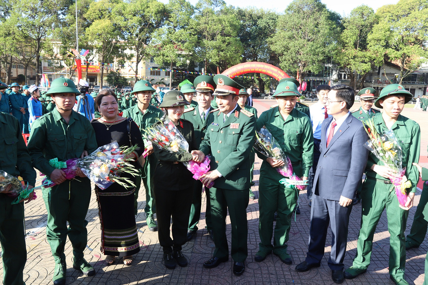 Thượng tướng Phùng Sĩ Tấn, Phó tổng Tham mưu trưởng Quân đội nhân dân Việt Nam (ở giữa), tặng hoa, động viên các tân binh Đắk Lắk Thượng tướng Phùng Sĩ Tấn, Phó tổng Tham mưu trưởng Quân đội nhân dân Việt Nam (ở giữa), tặng hoa, động viên các tân binh Đắk Lắk