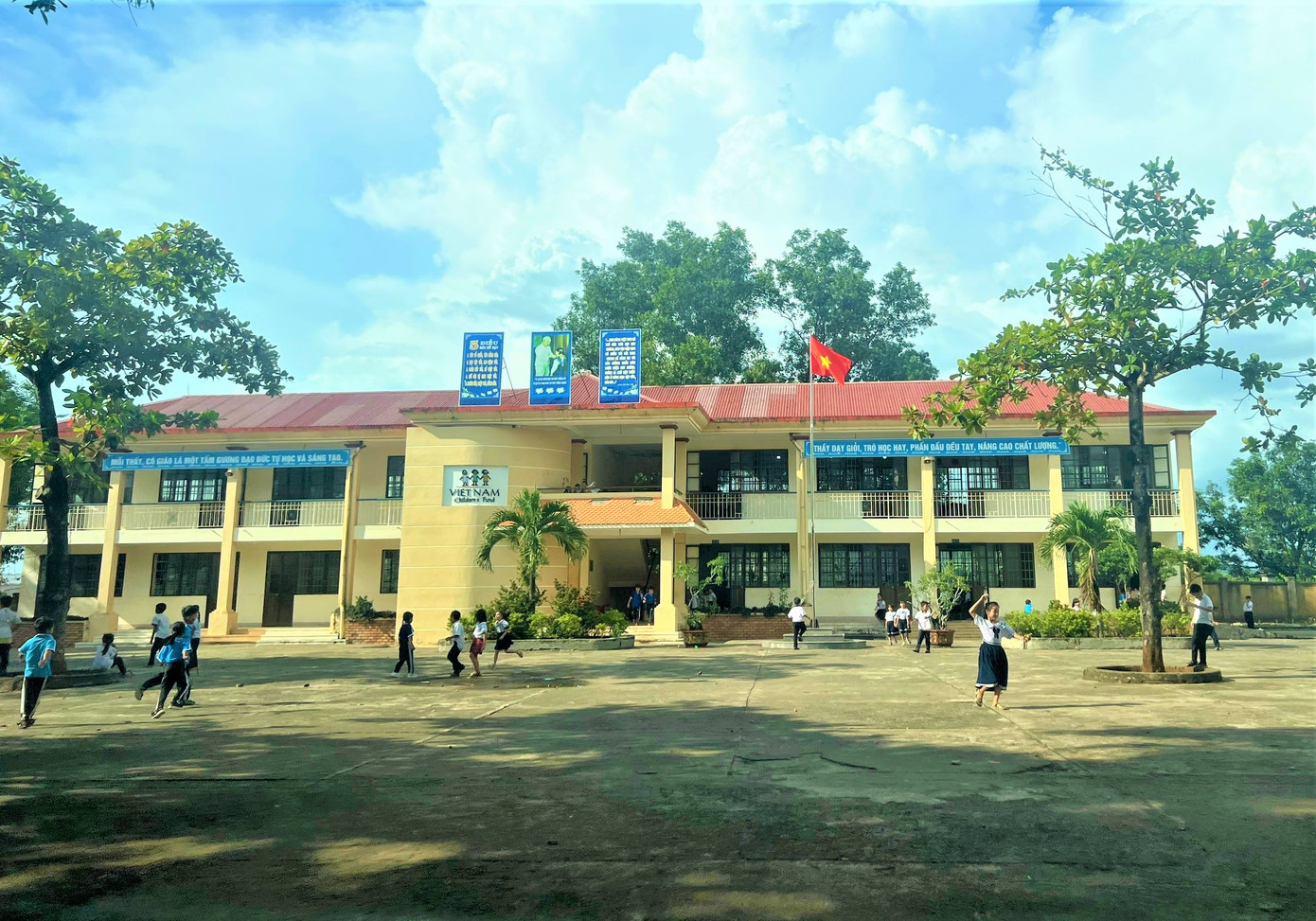 Tại huyện Buôn Đôn đang thiếu 3 giáo viên dạy Tiếng Anh