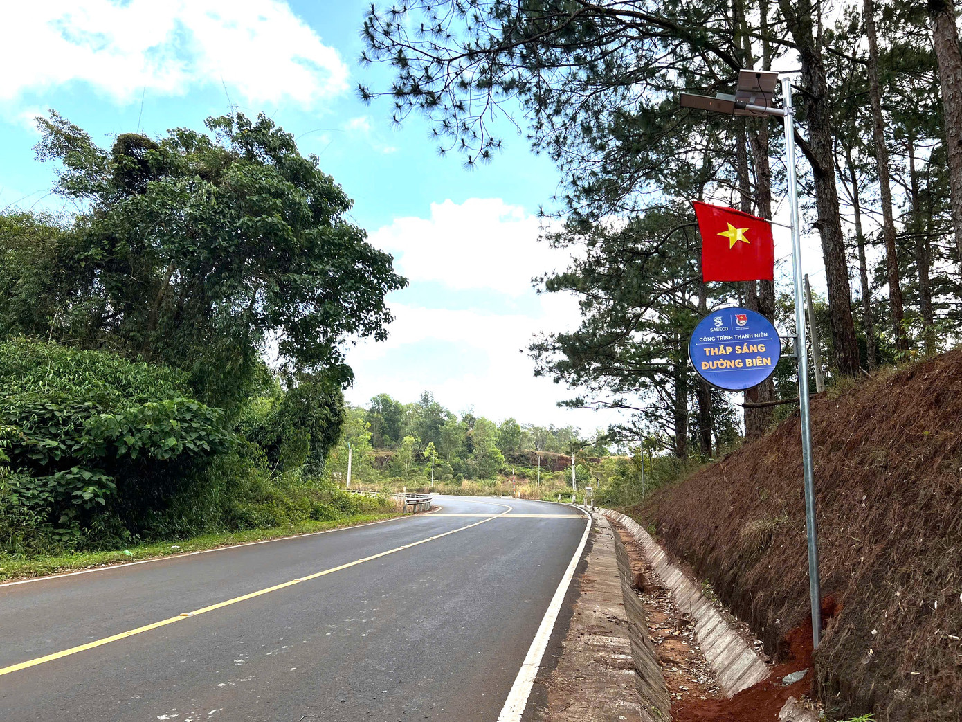 Công trình thắp sáng đường biên có ý nghĩa rất quan trọng đối với Đắk Nông. Ảnh: Hồng Thắm