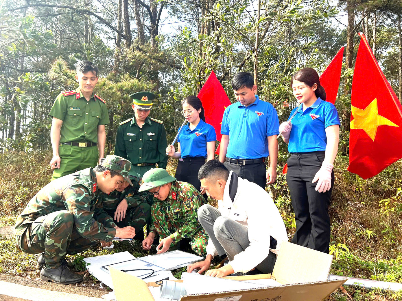Các chiến sĩ biên phòng, công an, đoàn viên thanh niên thực hiện công trình thắp sáng đường biên. Ảnh: Hồng Thắm