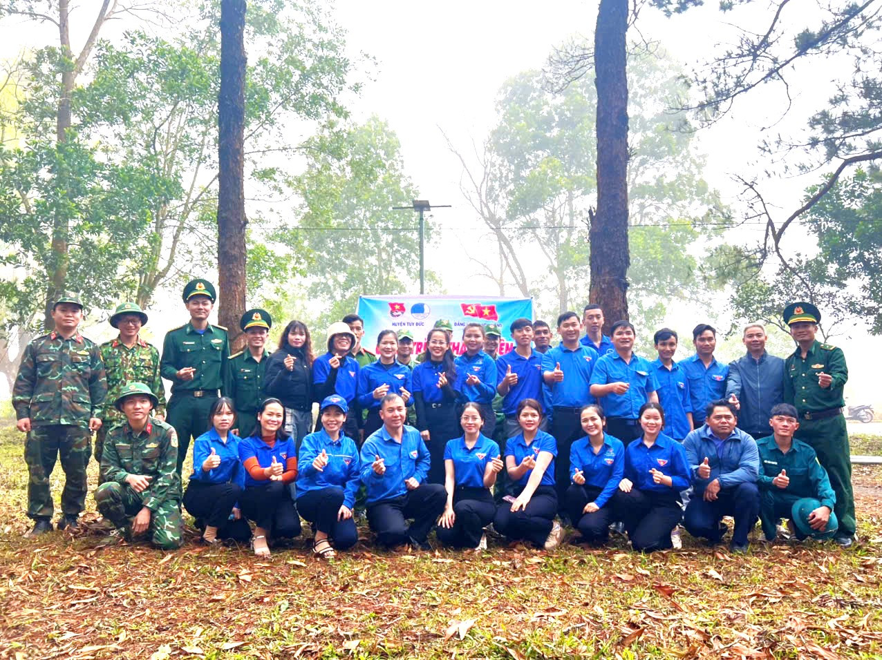 Các lực lượng tham gia thực hiện công trình thắp sáng đường biên, chụp ảnh lưu niệm. Ảnh: Hồng Thắm