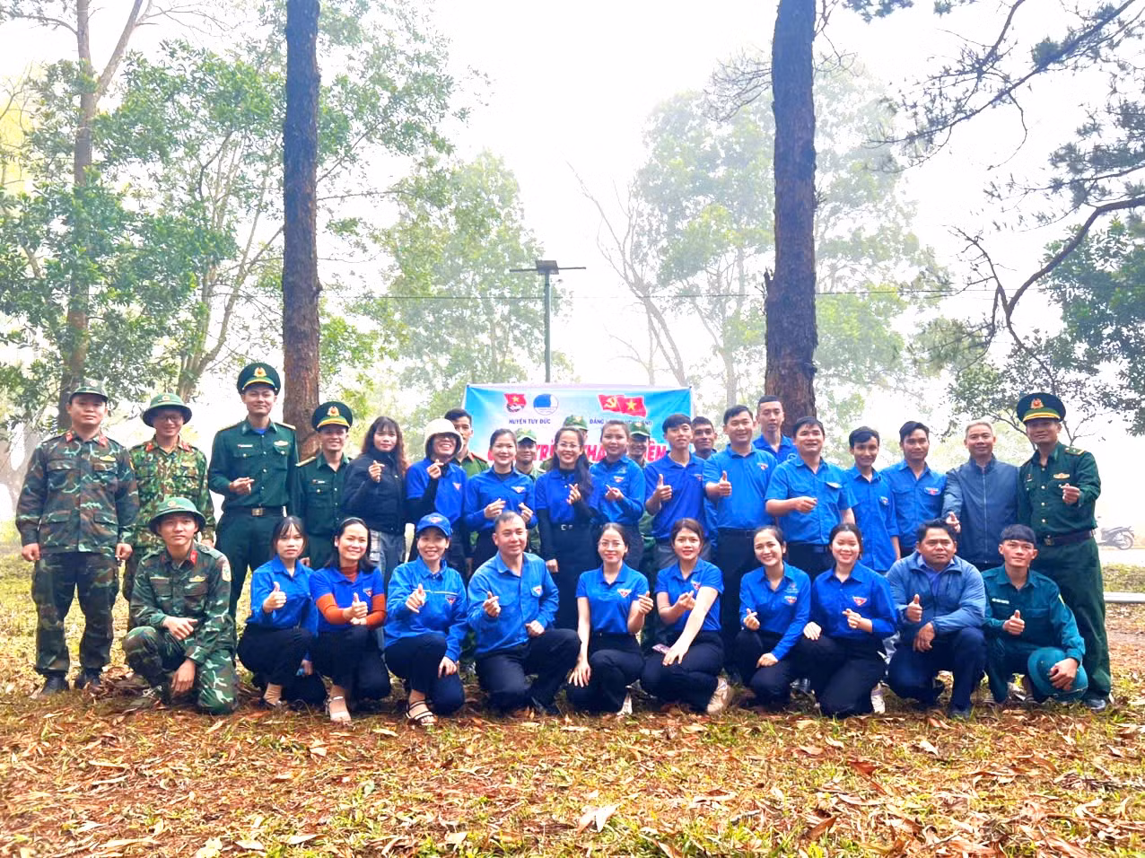 Các lực lượng tham gia thực hiện công trình thắp sáng đường biên, chụp ảnh lưu niệm. Ảnh: Hồng Thắm