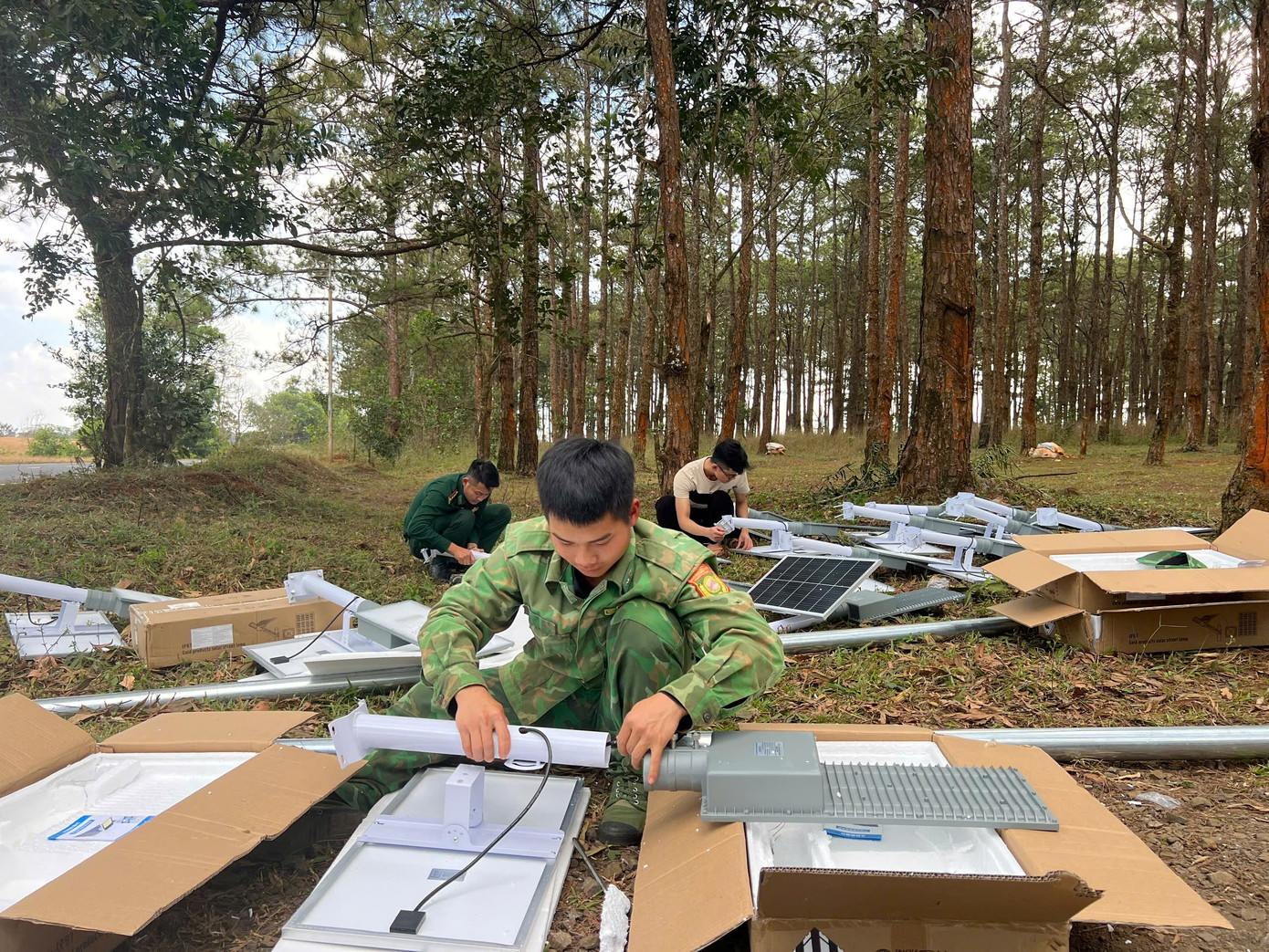 Các chiến sĩ tham gia lắp ráp thiết bị điện thắp sáng.