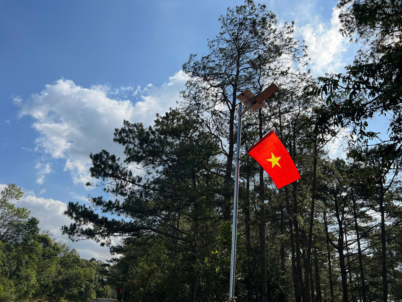 Hình ảnh cờ Tổ quốc tung bay trên đường biên Đắk Nông.