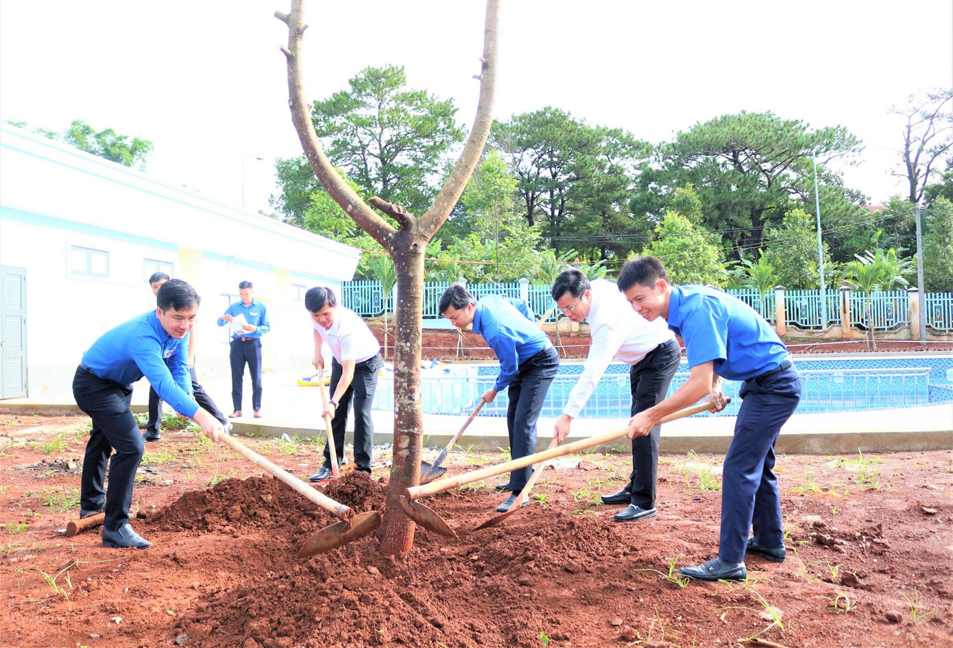Đoàn công tác tham gia trồng cây xanh