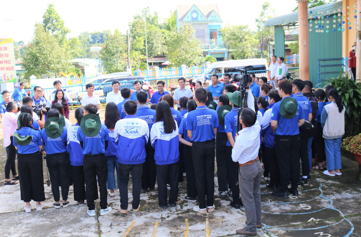 Đoàn công tác trò chuyện, giao lưu với các bạn sinh viên tình nguyện