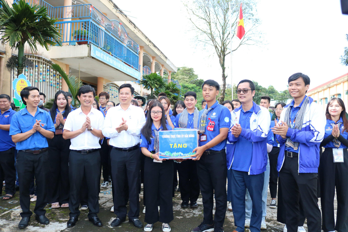 Đoàn công tác tặng quà cho các sinh viên tình nguyện