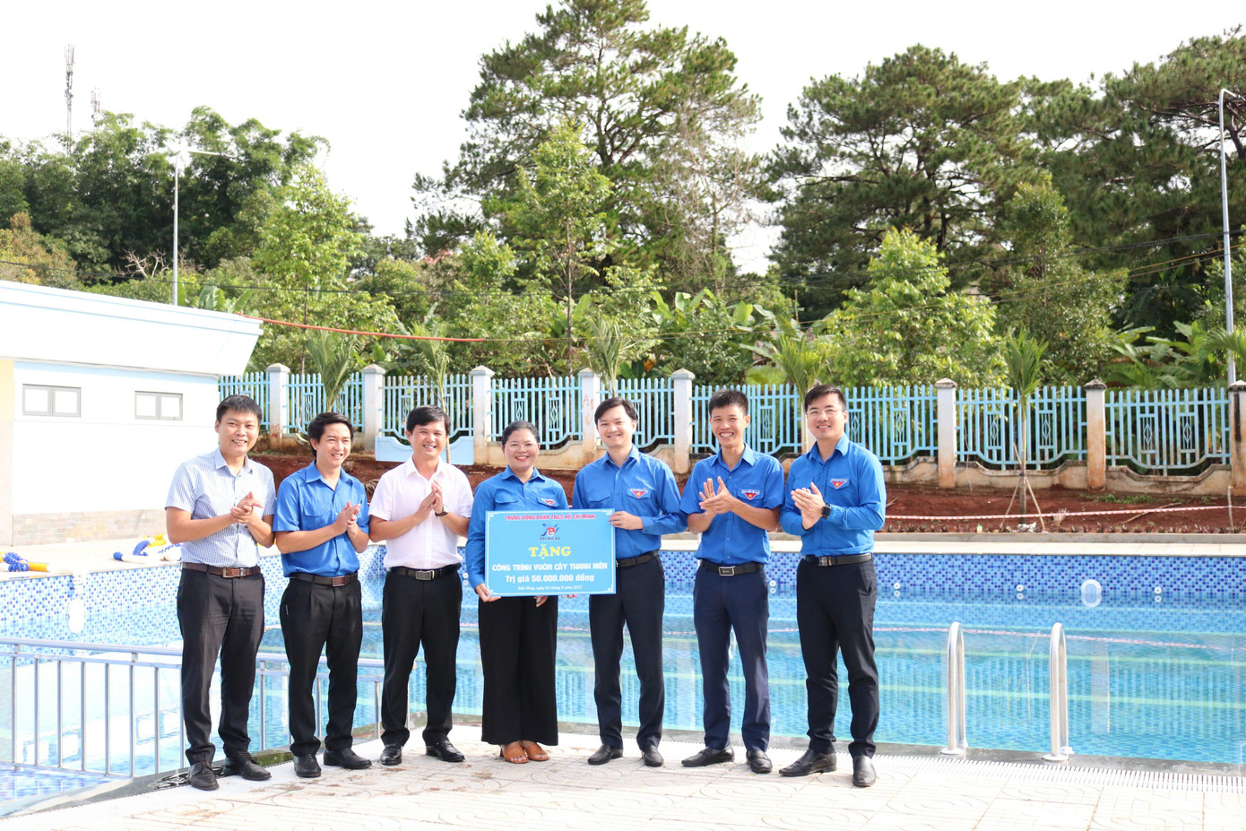 Anh Nguyễn Minh Triết thay mặt Trung ương Đoàn tặng công trình thanh niên cho tỉnh Đắk Nông