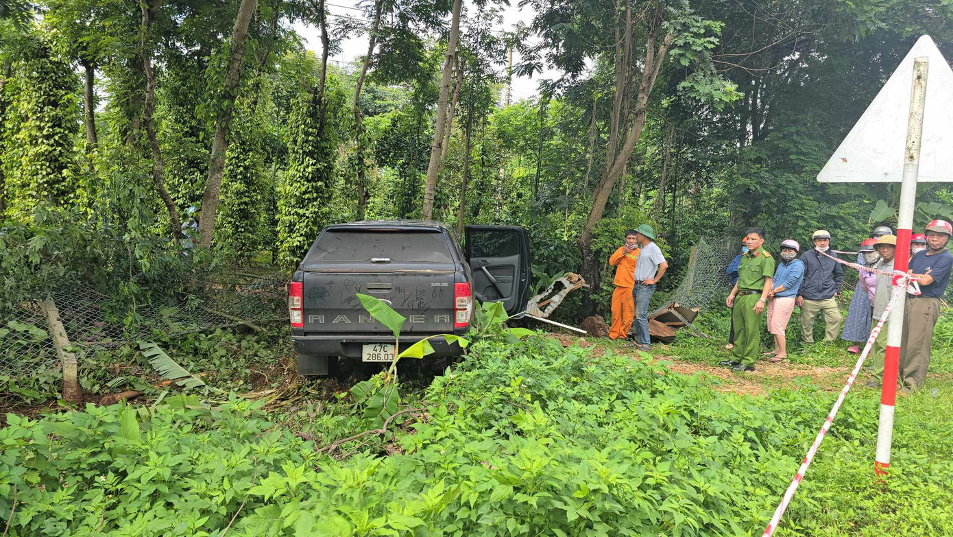 Xe ô tô đâm vào phía bên đường