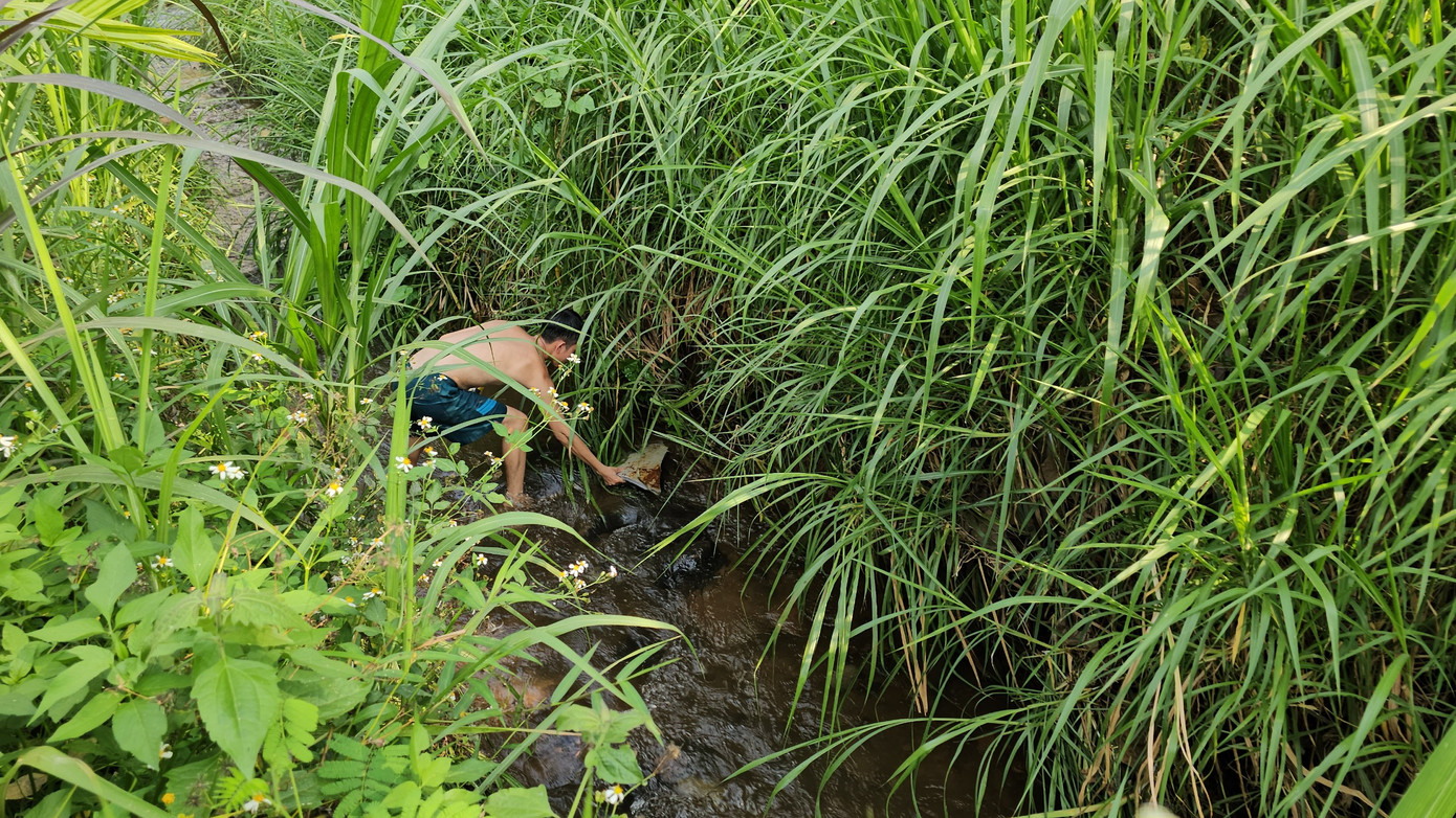 Một mảnh vỡ đường ống được người dân phát hiện dưới suối Một mảnh vỡ đường ống được người dân phát hiện dưới suối