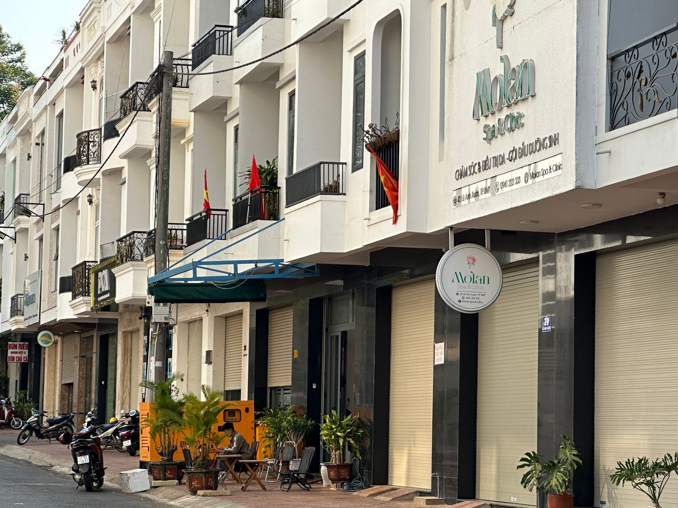 Những căn nhà 3 tầng mọc trên khu vực được phê duyệt làm nhà trưng bày sản phẩm.