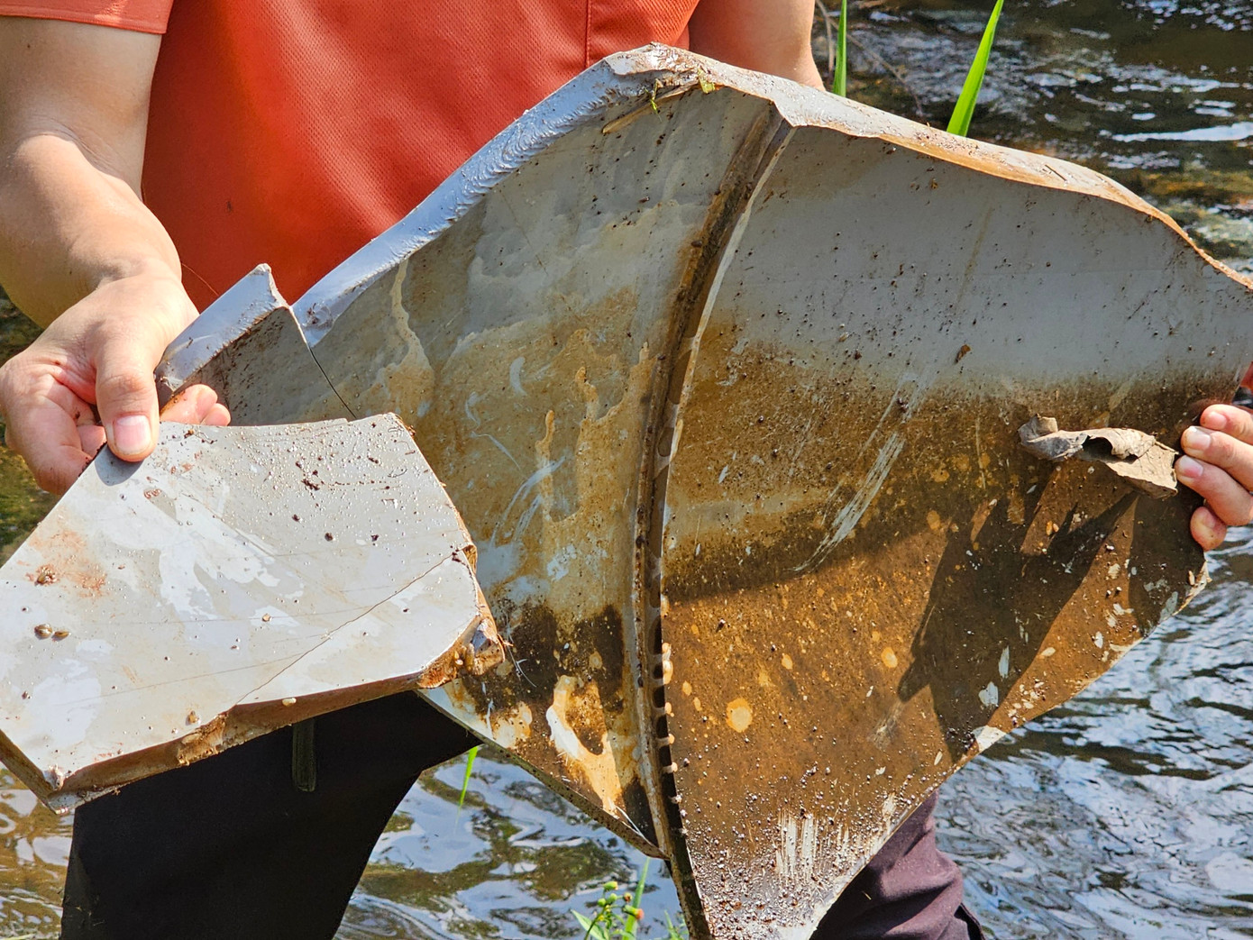 Mảnh vỡ đường ống được tìm thấy tại con suối gần đó Mảnh vỡ đường ống được tìm thấy tại con suối gần đó