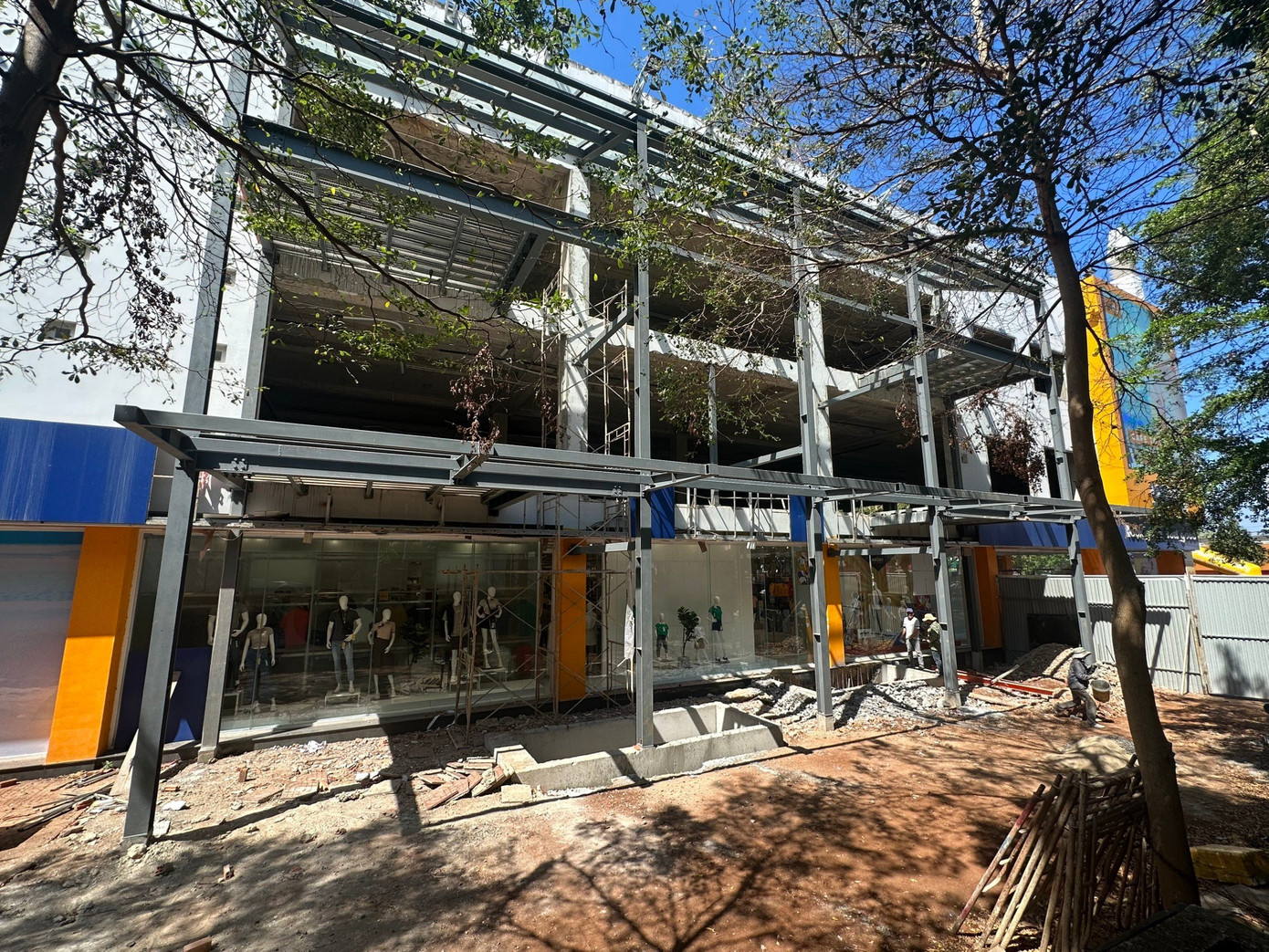 Bên trong dự án vẫn còn có chỗ chưa hoàn thiện.