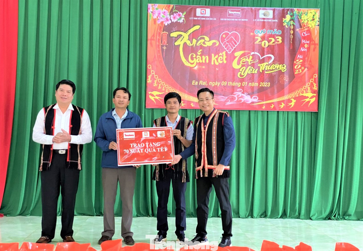 Nhà báo Phạm Đình Thắng (bìa phải) cùng ông Đặng Thế Dũng - chủ Homestay Jun's Home (thứ 2, phải vào) trao bảng tượng trưng tặng đại diện xã Ea Ral Nhà báo Phạm Đình Thắng (bìa phải) cùng ông Đặng Thế Dũng - chủ Homestay Jun's Home (thứ 2, phải vào) trao bảng tượng trưng tặng đại diện xã Ea Ral