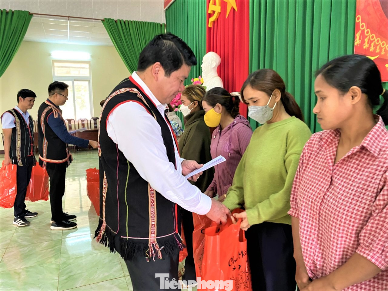 Ông Nguyễn Văn Hà - Chủ tịch UBND huyện Ea H'leo, trao quà tặng bà con Ông Nguyễn Văn Hà - Chủ tịch UBND huyện Ea H'leo, trao quà tặng bà con