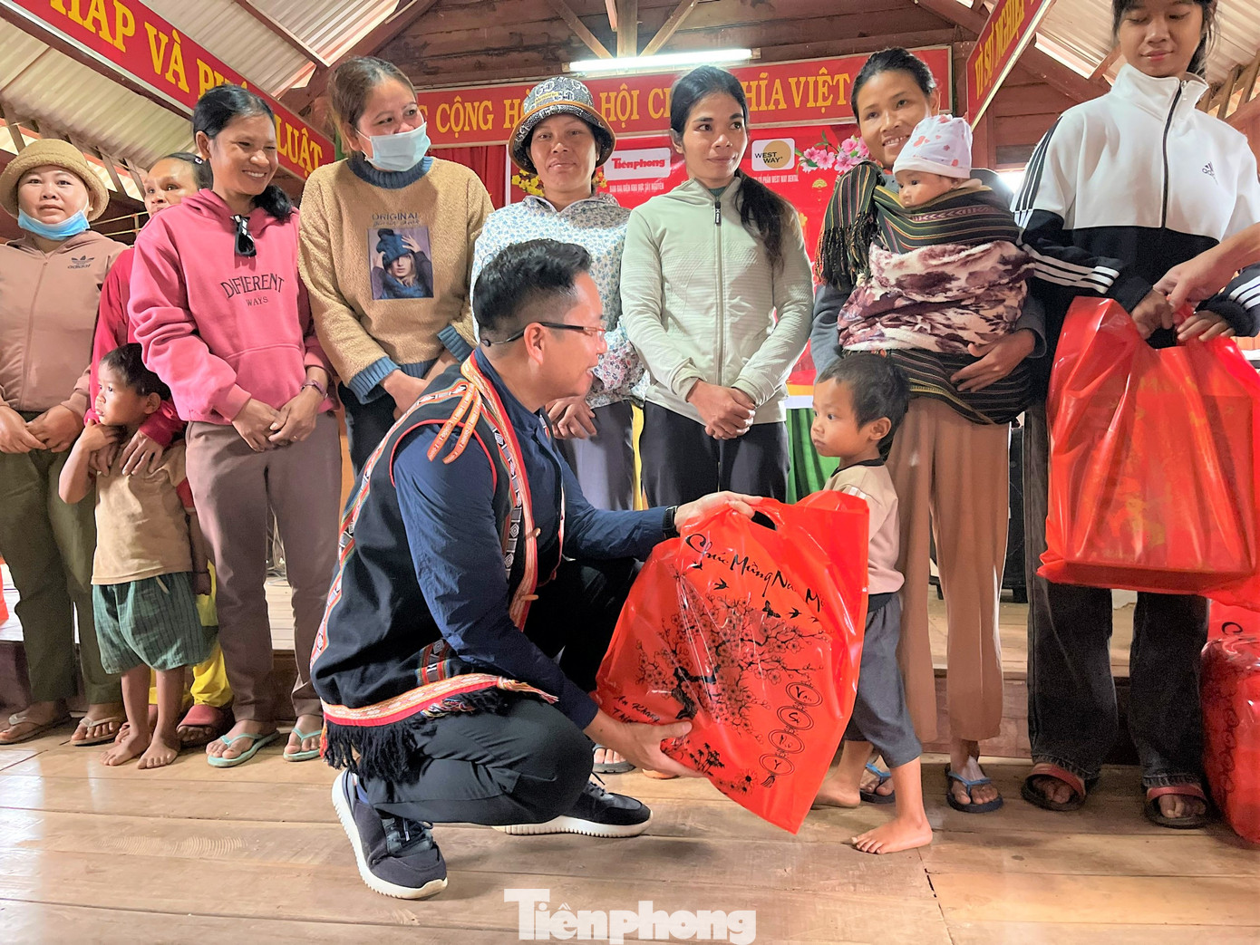 Nhà báo Đình Thắng trao quà tặng em nhỏ theo mẹ đi nhận quà Tết Nhà báo Đình Thắng trao quà tặng em nhỏ theo mẹ đi nhận quà Tết