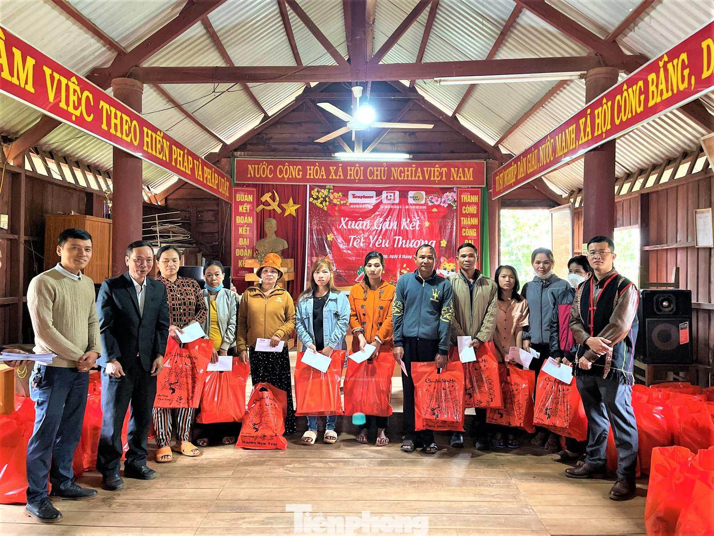 Bà con ở xã Tâm Thắng vui mừng khi được nhận quà Bà con ở xã Tâm Thắng vui mừng khi được nhận quà