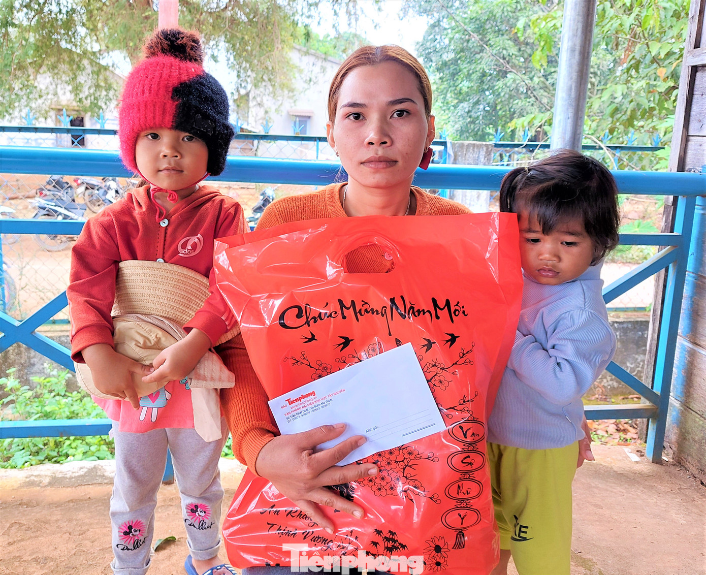 Chị H Guen Ktul cùng hai con đến điểm nhận quà Chị H Guen Ktul cùng hai con đến điểm nhận quà