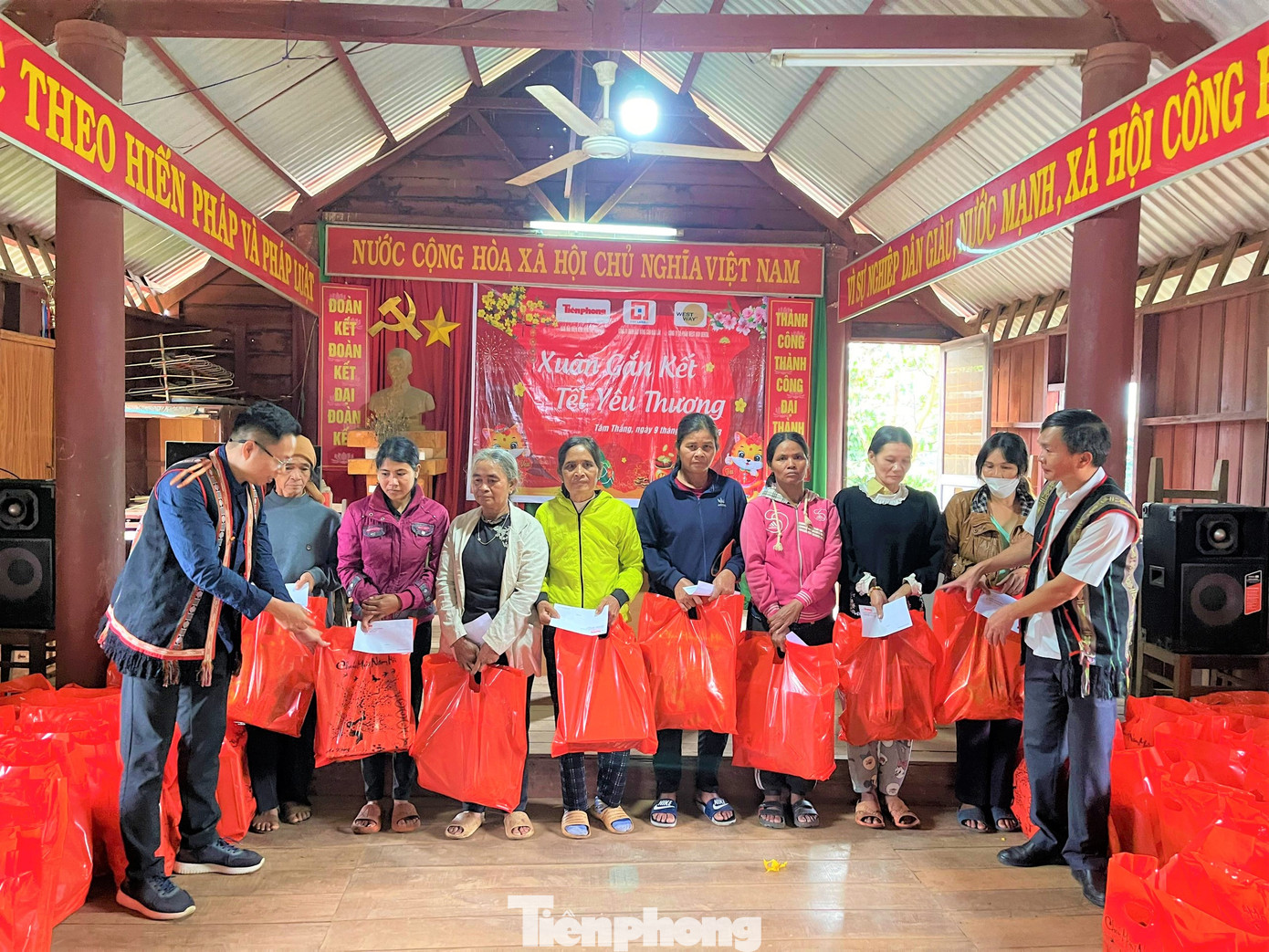 Nhà báo Đình Thắng (bìa trái) và ông Nguyễn Anh Tú (bìa phải) - Chủ tịch UBND huyện Cư Jút, trao quà tặng bà con Nhà báo Đình Thắng (bìa trái) và ông Nguyễn Anh Tú (bìa phải) - Chủ tịch UBND huyện Cư Jút, trao quà tặng bà con