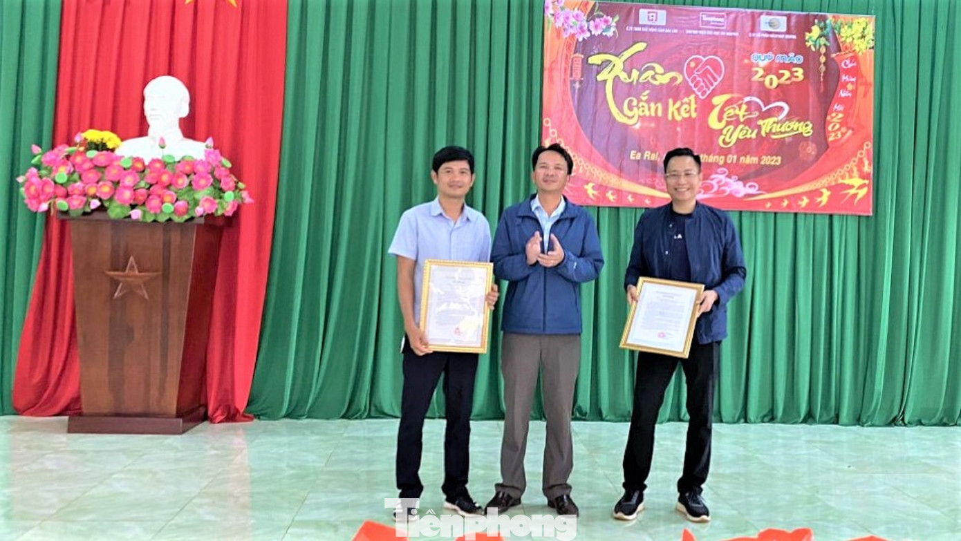 Đại diện lãnh đạo xã Ea Ral trao thư cảm ơn tới đại diện báo Tiền Phong và nhà tài trợ Jun's Home Đại diện lãnh đạo xã Ea Ral trao thư cảm ơn tới đại diện báo Tiền Phong và nhà tài trợ Jun's Home