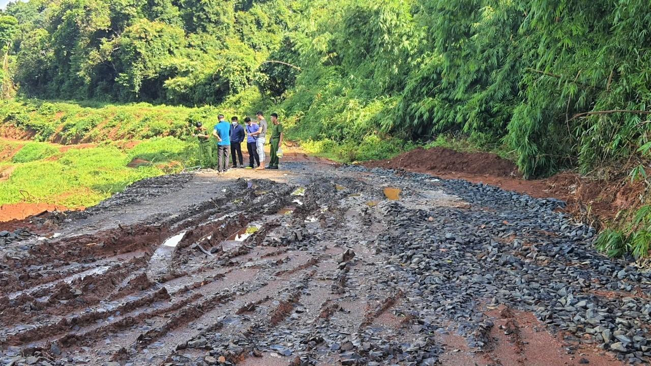 Cơ quan chức năng kiểm tra hiện trường
