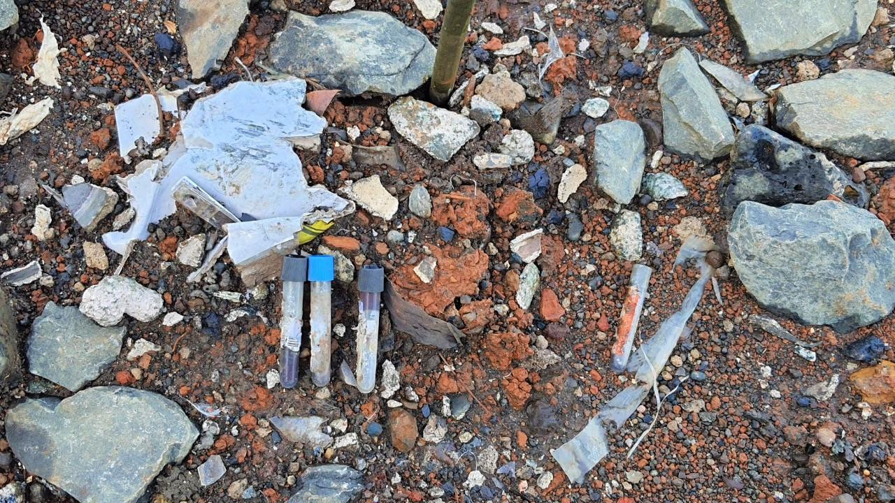 Hiện trường san lấp có cả các loại rác thải y tế