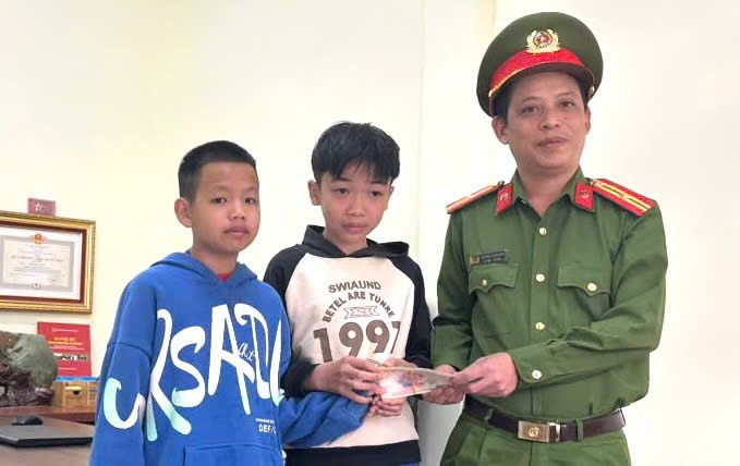 Hai nam sinh mang số tiền nhặt được, nhờ công an tìm và trao trả chủ sở hữu