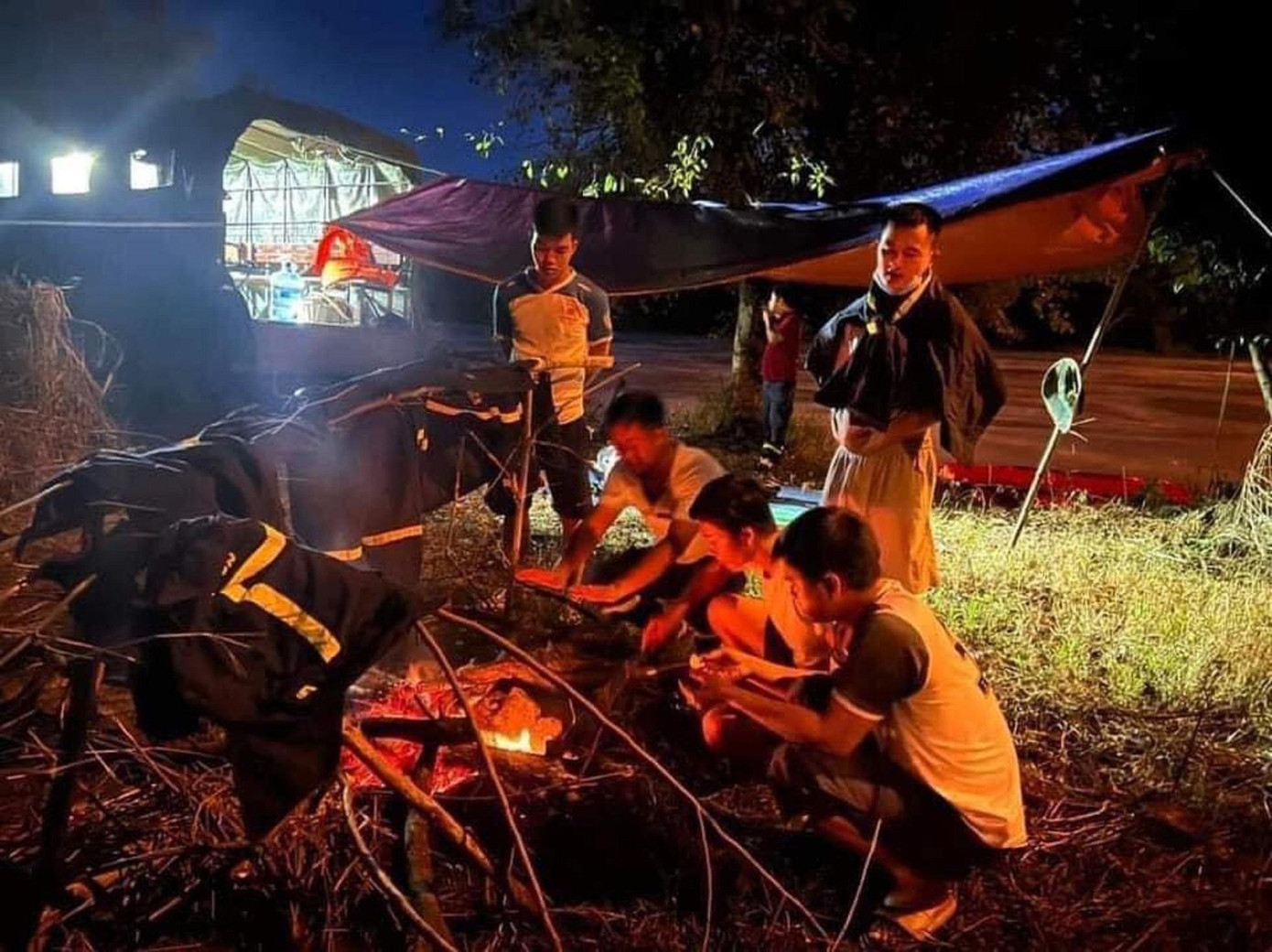 Hơn 20 cán bộ, chiến sĩ thay phiên tìm kiếm nam thiếu niên nhảy sông Hơn 20 cán bộ, chiến sĩ thay phiên tìm kiếm nam thiếu niên nhảy sông