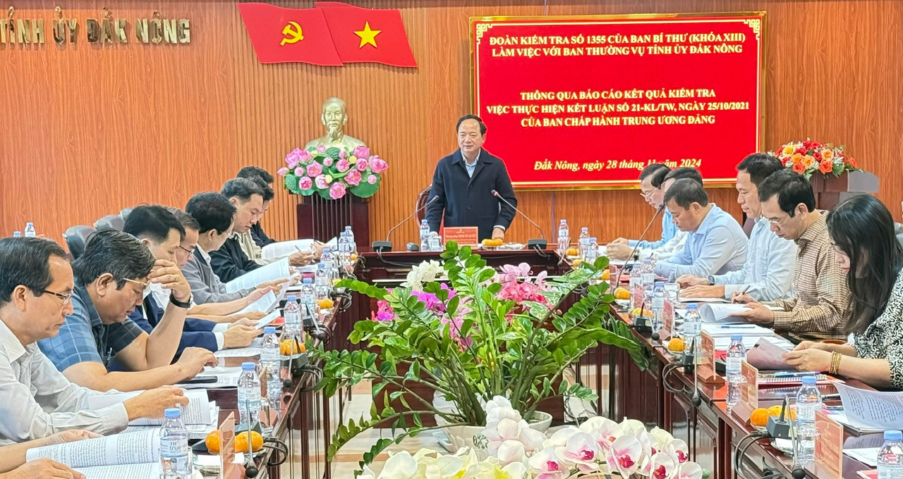 Quang cảnh buổi làm việc. Quang cảnh buổi làm việc.