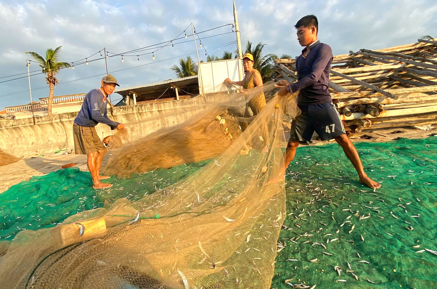 Theo người dân, công đoạn thu lưới lấy cũng tốn khá nhiều thời gian, công sức. Theo người dân, công đoạn thu lưới lấy cũng tốn khá nhiều thời gian, công sức.