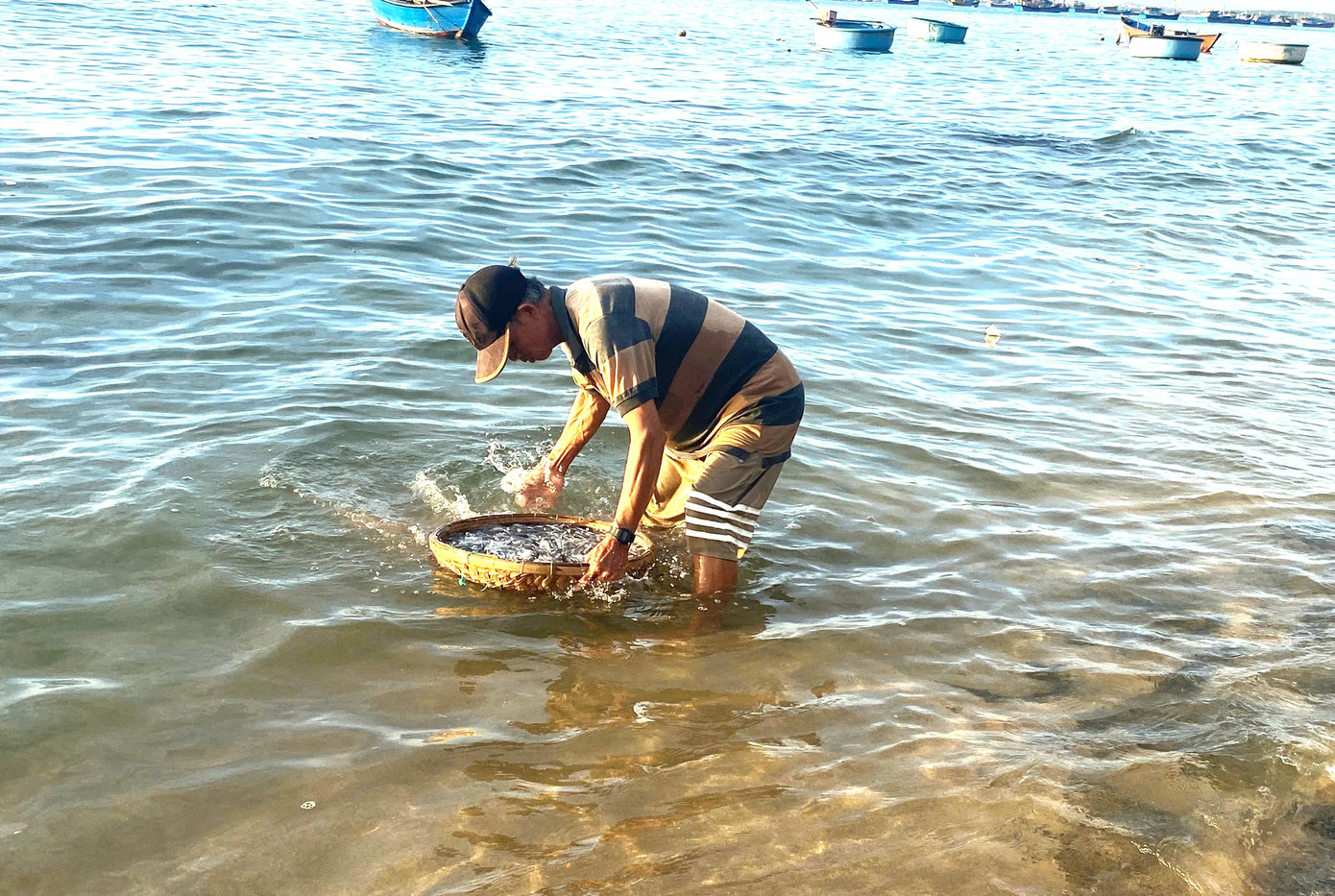 Người dân mang cá ra rửa nước biển cho sạch. Người dân mang cá ra rửa nước biển cho sạch.