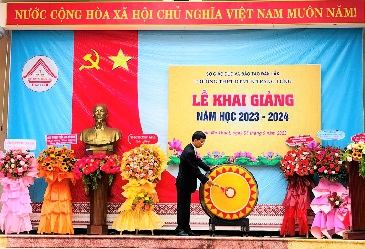 Ông Bùi Xuân Lễ, Hiệu trưởng Trường THPT Dân tộc nội trú N'Trang Lơng cho biết: Kết quả năm học vừa qua, toàn trường có 517 học sinh, trong đó 92 học sinh đạt danh hiệu học sinh giỏi. Đặc biệt, 178 học sinh của trường tốt nghiệp THPT, tỷ lệ 100%; trên 90% em đủ điểm sàn để trúng tuyển vào các trường cao đẳng, đại học. Trong ảnh: Ông Bùi Xuân Lễ đánh trống khai giảng năm học mới