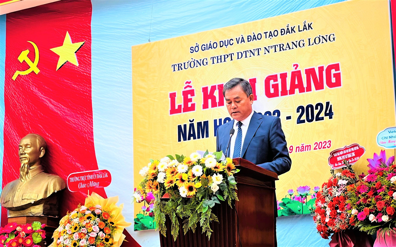 Tại lễ khai giảng, ông Y Biêr Niê - Phó Bí thư Tỉnh ủy Đắk Lắk đã đọc thư của Chủ tịch nước Võ Văn Thưởng gửi ngành Giáo dục dịp khai giảng năm học 2023 - 2024. Ông Y Biêr Niê chúc mừng, ghi nhận những thành tựu mà trường đã đạt được trong thời gian qua, đồng thời đề nghị năm học mới, thầy trò trường THPT Dân tộc nội trú N'Trang Lơng tập trung triển khai tốt các nhiệm vụ: Chăm lo, nâng cao hơn nữa chất lượng dạy và học, làm tốt cả việc dạy chữ lẫn dạy nghề, đặc biệt là dạy người...
