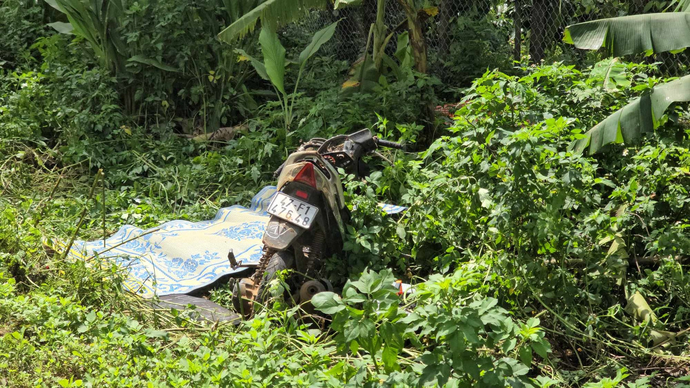 Thi thể nạn nhân nằm cạnh chiếc xe máy Thi thể nạn nhân nằm cạnh chiếc xe máy