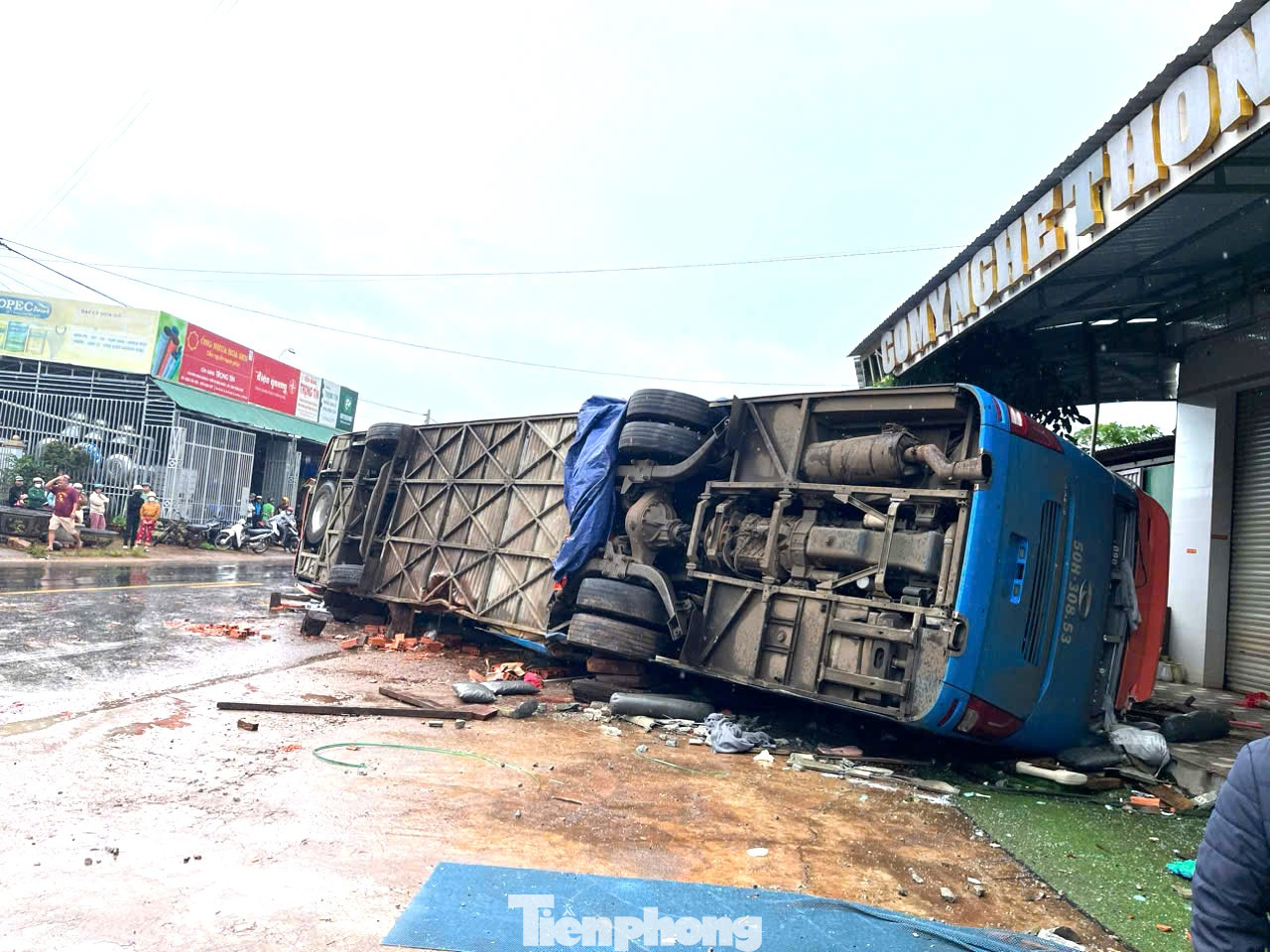 Hiện trường vụ lật xe Hiện trường vụ lật xe