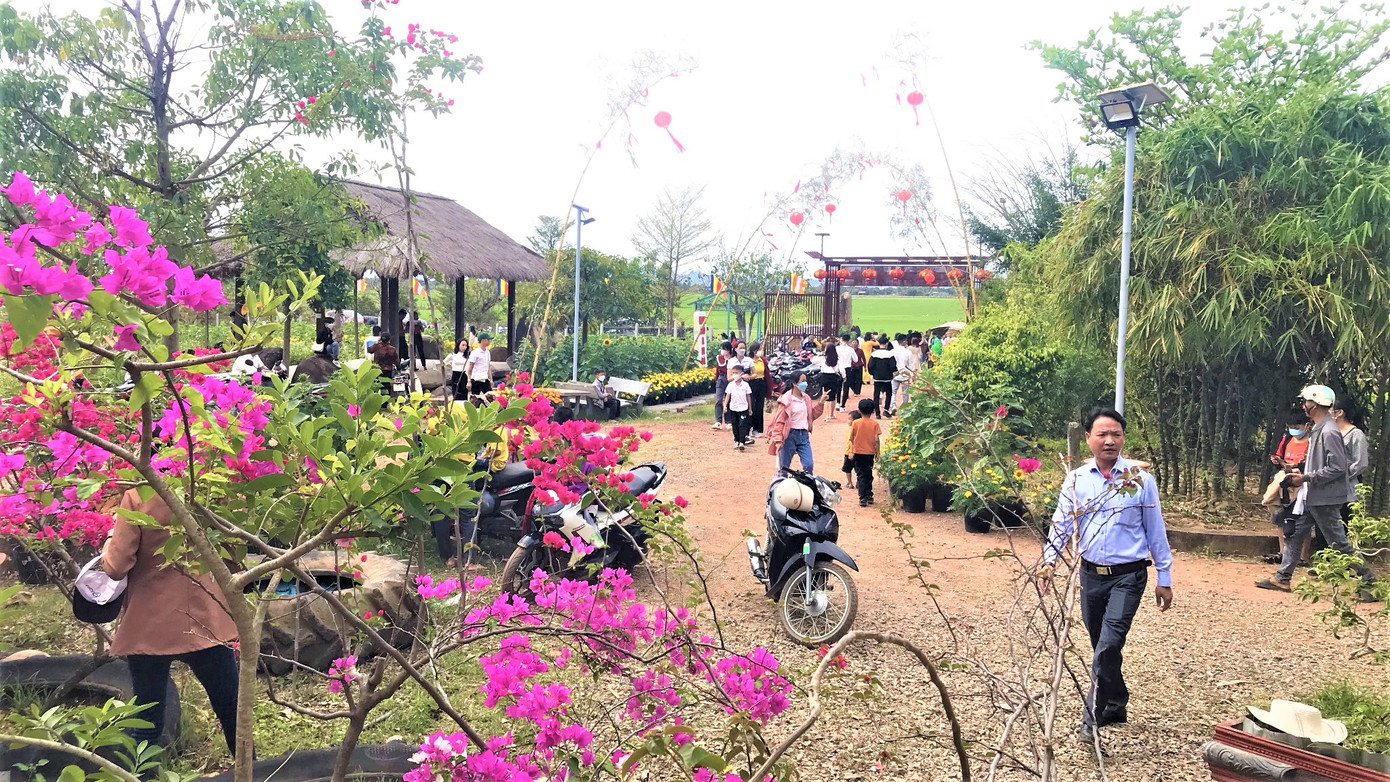 Năm mới, nhiều người đi lễ cầu bình an Năm mới, nhiều người đi lễ cầu bình an