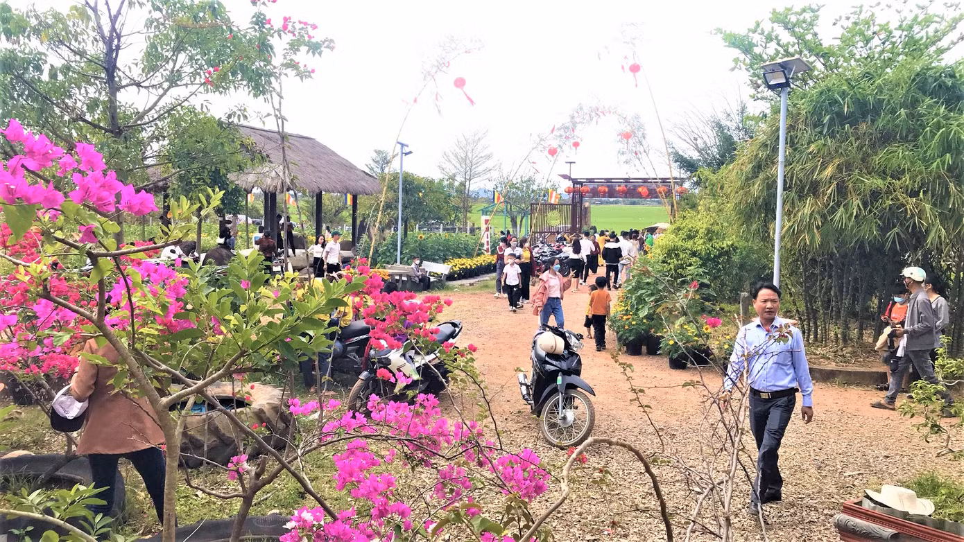 Năm mới, nhiều người đi lễ cầu bình an