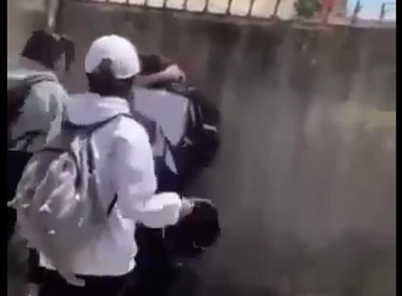 Nữ sinh ôm đầu chịu trận Nữ sinh ôm đầu chịu trận