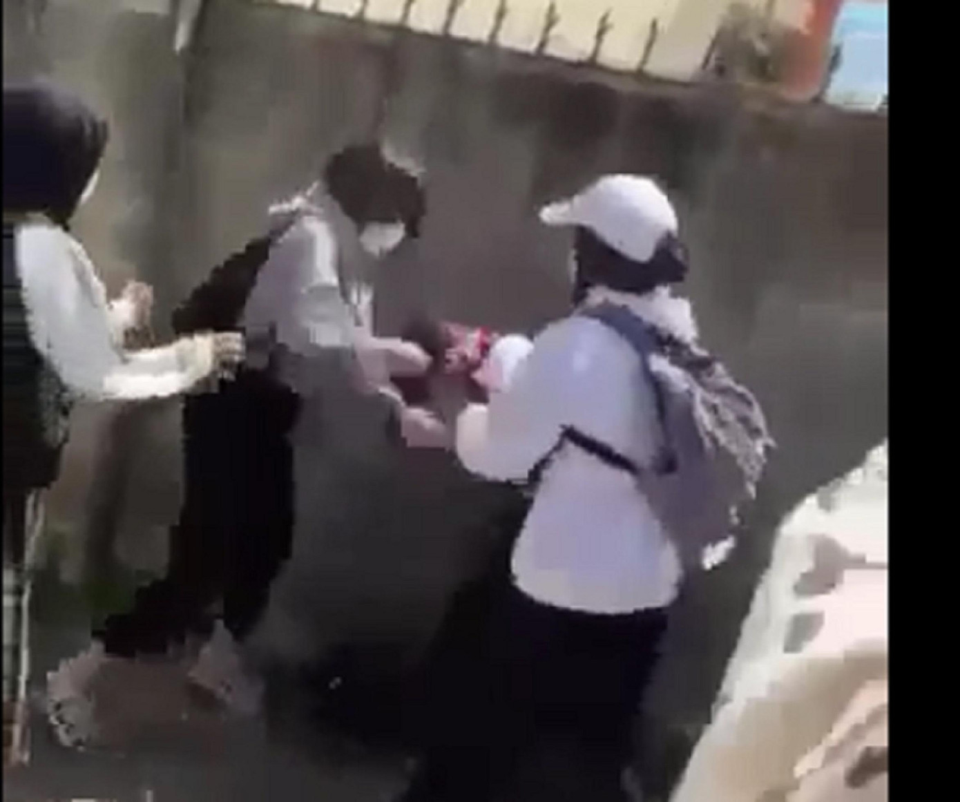 Nhóm nữ sinh đánh hội đồng một nữ sinh khác Nhóm nữ sinh đánh hội đồng một nữ sinh khác